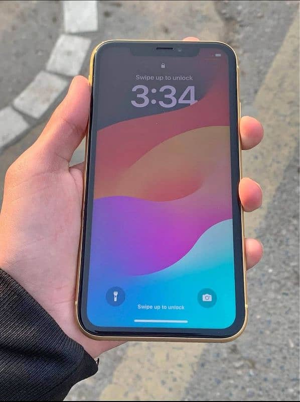 iPHONE XR 4 month sim time available 10/10 ok 5