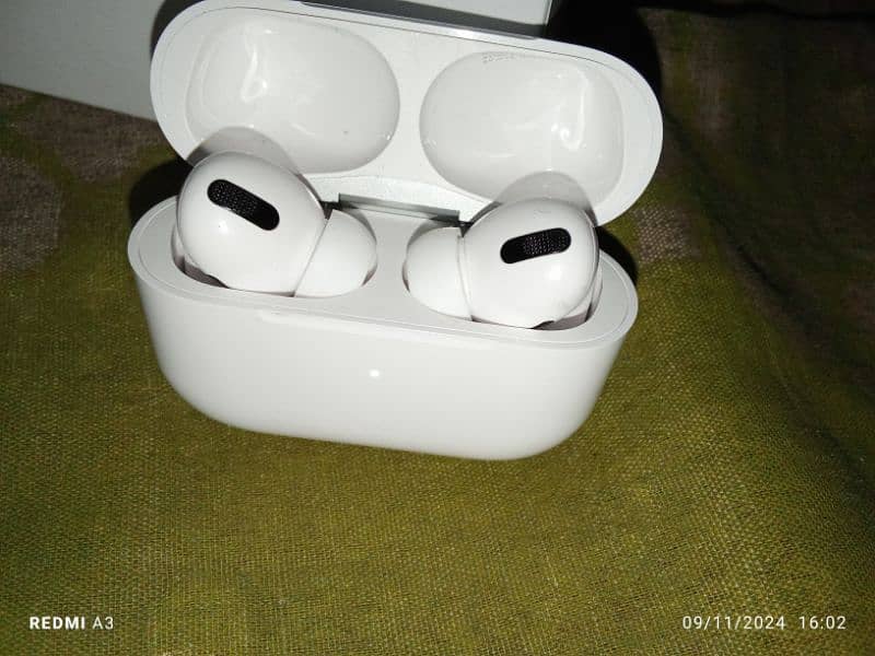 Air pods pro new condition 10/10 4