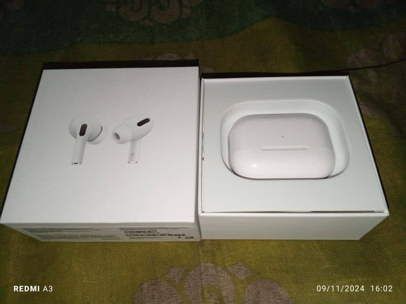 Air pods pro new condition 10/10 6