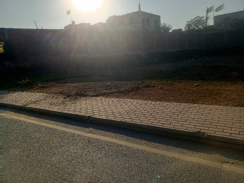 VELANCIA TOWN LAHORE GOOD LOCATION PLOT 20 MARLA NEAR PARK 0