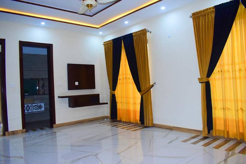 1 KANAL HOUSE AVAILABLE FOR RENT LIKE BARND NEWNFC PHASE 1 0