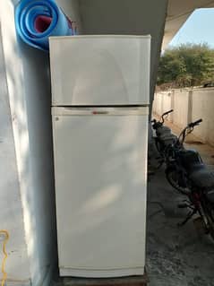 refrigerator acche condition mein bilkul saf hy serf gas change y