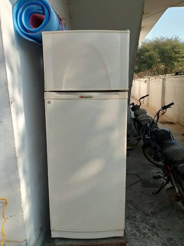 refrigerator acche condition mein bilkul saf hy serf gas change y 0