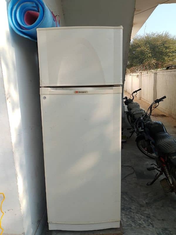 refrigerator acche condition mein bilkul saf hy serf gas change y 1