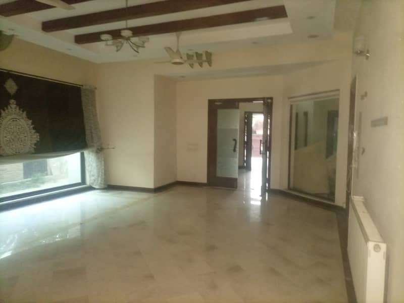 1 Kanal Well Maintained Facing Park House For Rent 4