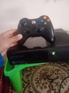 Xbox 360 with 10/10 mint condition. with an free cd