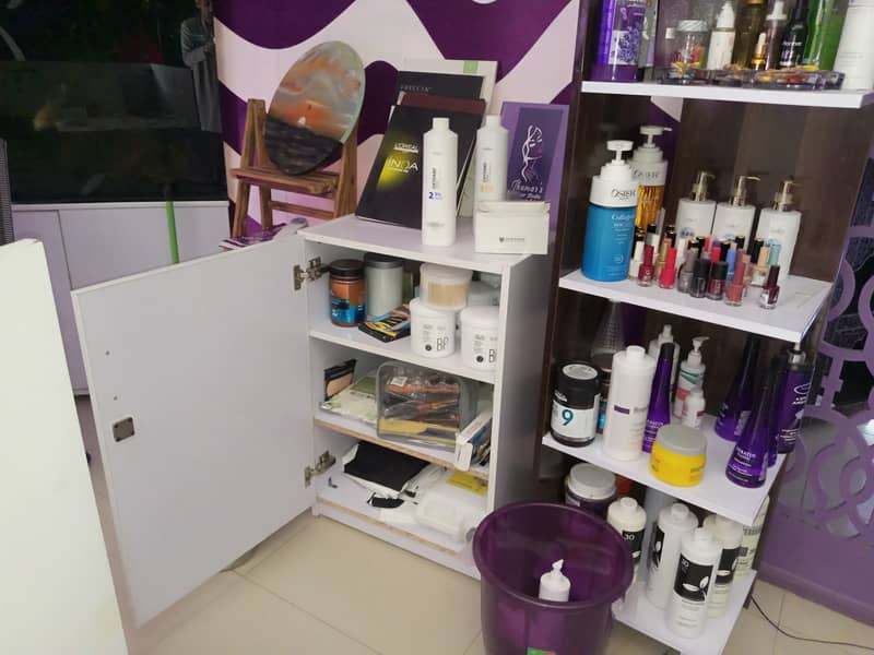 Ground Floor and Basement Ready Beauty Parlour Is Available For Rent 0