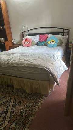 queen size bed with Mattress