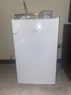 dawalance mini fridge  in wrranty