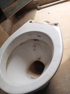 commode white color mein bagair Tanki ke