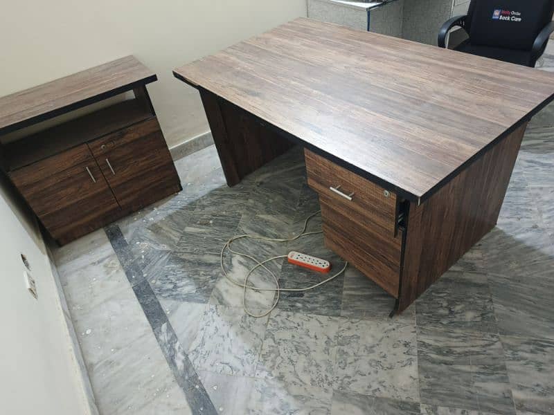 Executive desk + side table + 2 chairs 2