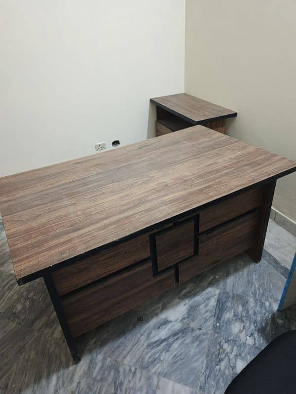 Executive desk + side table + 2 chairs 3