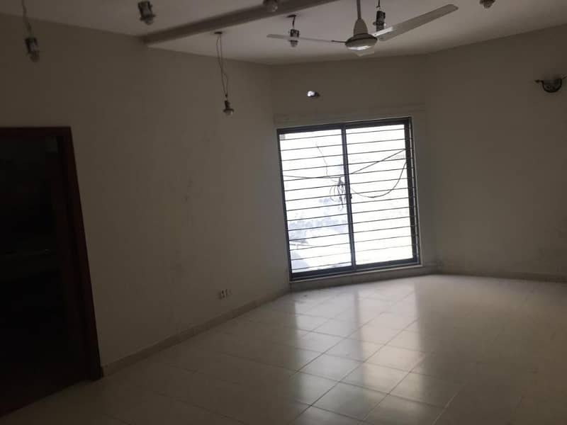 1 Kanal Upper Portion Available For Small Family 1