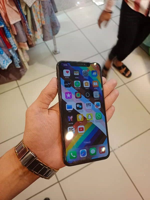 XS Max Ladies hand Use 2