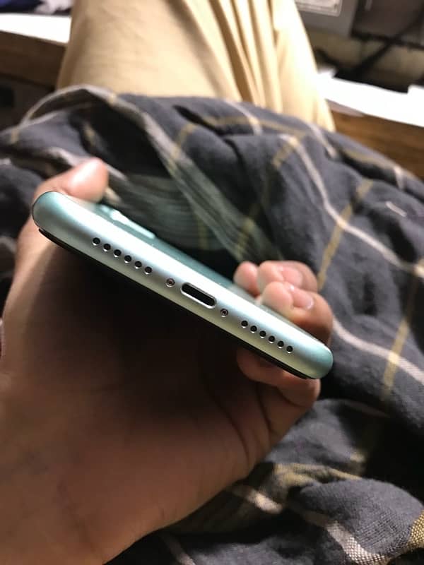 aoa i am selling iphone 11 good condition 0