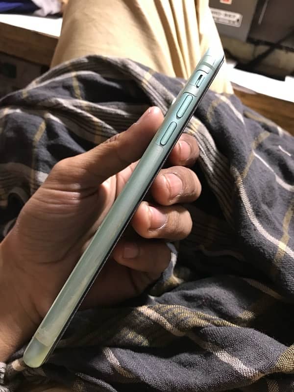 aoa i am selling iphone 11 good condition 3