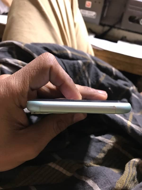 aoa i am selling iphone 11 good condition 4