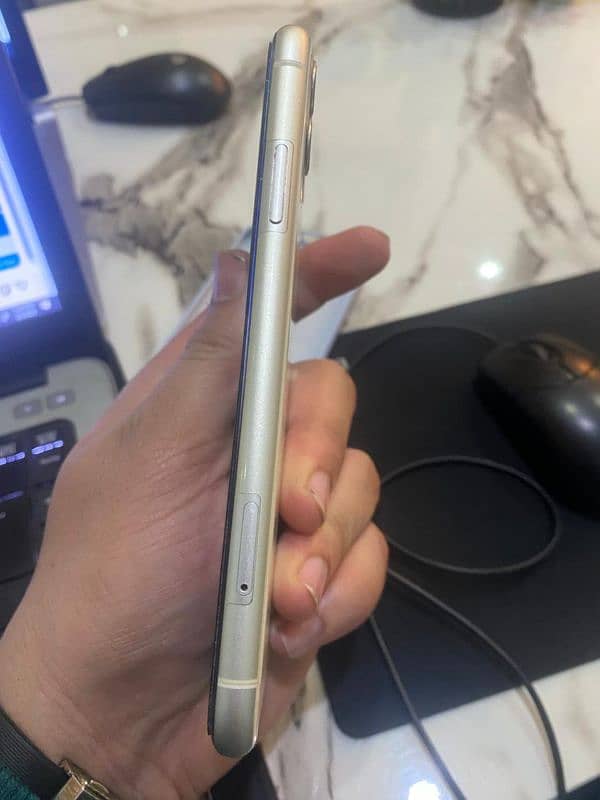 iphone 11 jv 64Gb white color  10by 10 condition 5