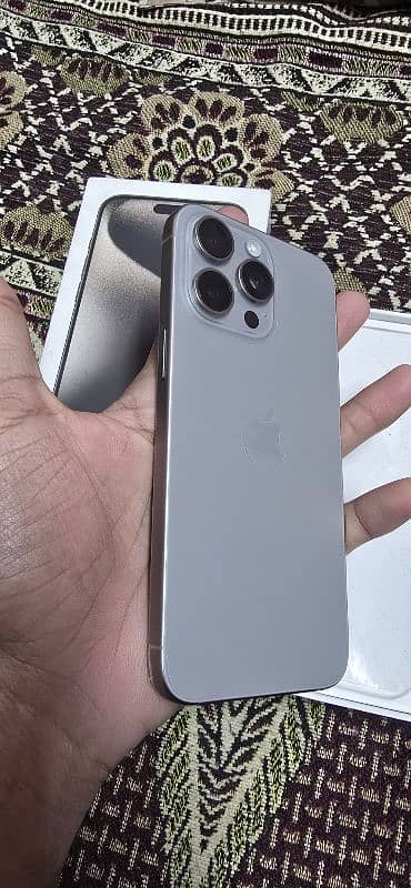 iPhone 15 Pro Max, Natural Titanium, 256GB 2