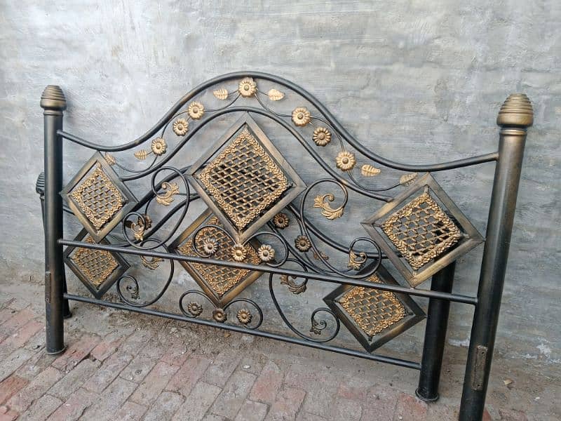 iron bed in good condition 0