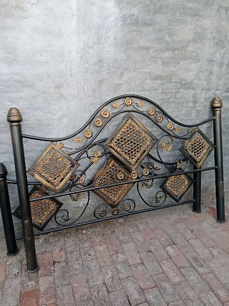 iron bed in good condition 1