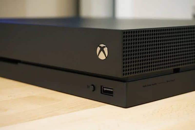 X Box One X 1 TB with 2 x controllers 0