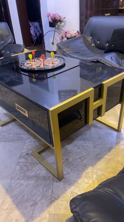 Center table black n gold condition new