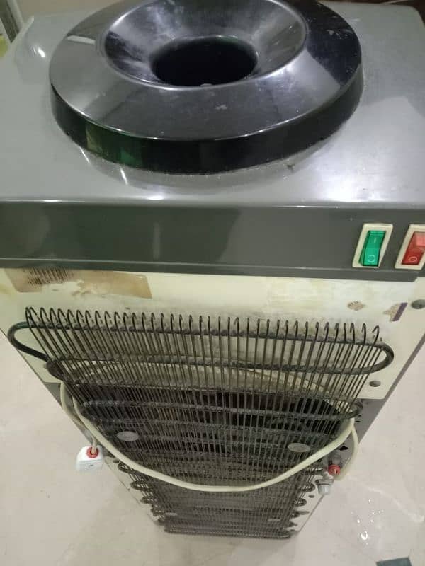 excellent condition water dispanser 10/10 condition. 3