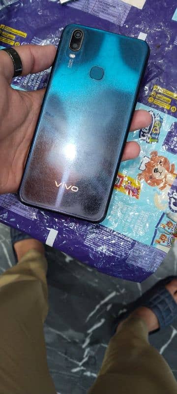 Vivo Y11 with box and charger 0