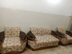 7 seater sofa set available for urgent sale