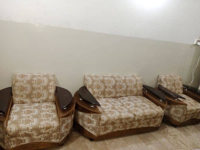 7 seater sofa set available for urgent sale 0