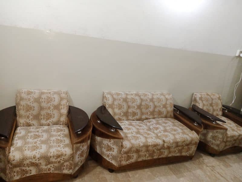 7 seater sofa set available for urgent sale 1