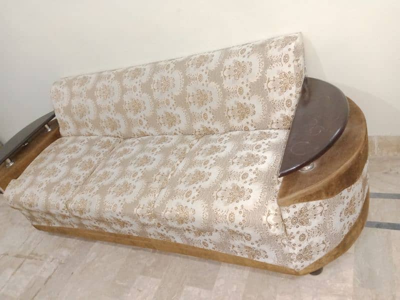 7 seater sofa set available for urgent sale 3