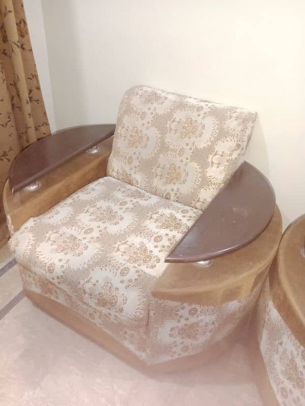 7 seater sofa set available for urgent sale 5