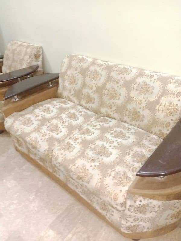 7 seater sofa set available for urgent sale 6