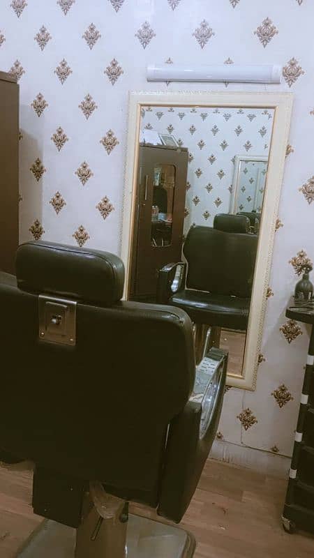 Saloon Chairs and mirrors for urgent sale 0