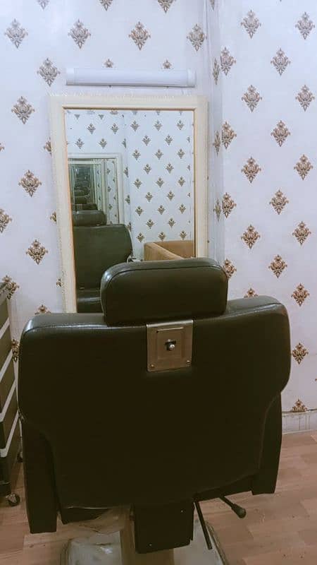 Saloon Chairs and mirrors for urgent sale 1