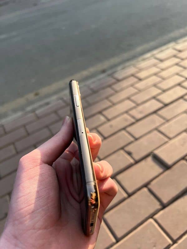 IPHONE 11 PRO Factory Unlocked Gold Color 5