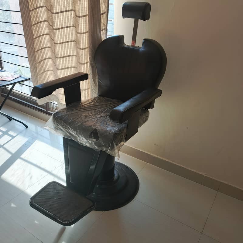 Almost New Hydraulic Salon Chair with Adjustable Back – For Sale in La 0