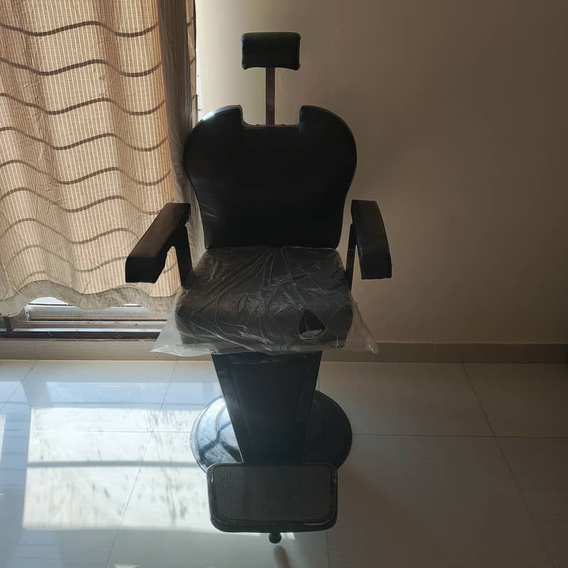 Almost New Hydraulic Salon Chair with Adjustable Back – For Sale in La 1