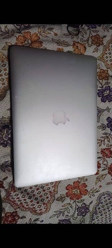 Apple MacBook 2017 8gb Excellent Condition 2