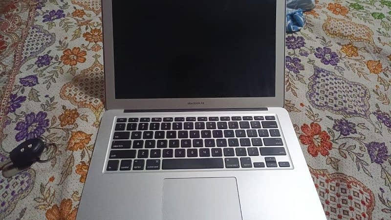 Apple MacBook 2017 8gb Excellent Condition 3