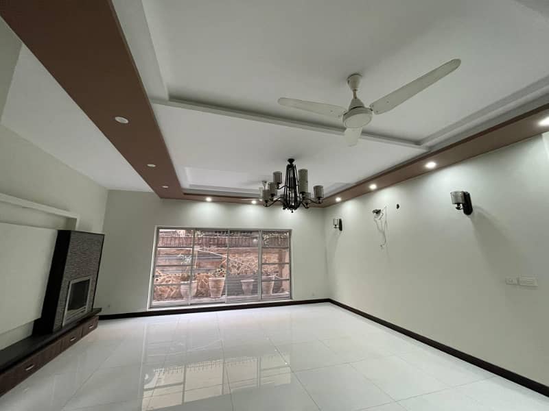 Slightly Use One kanal House For Sale DHA Phase 3 18