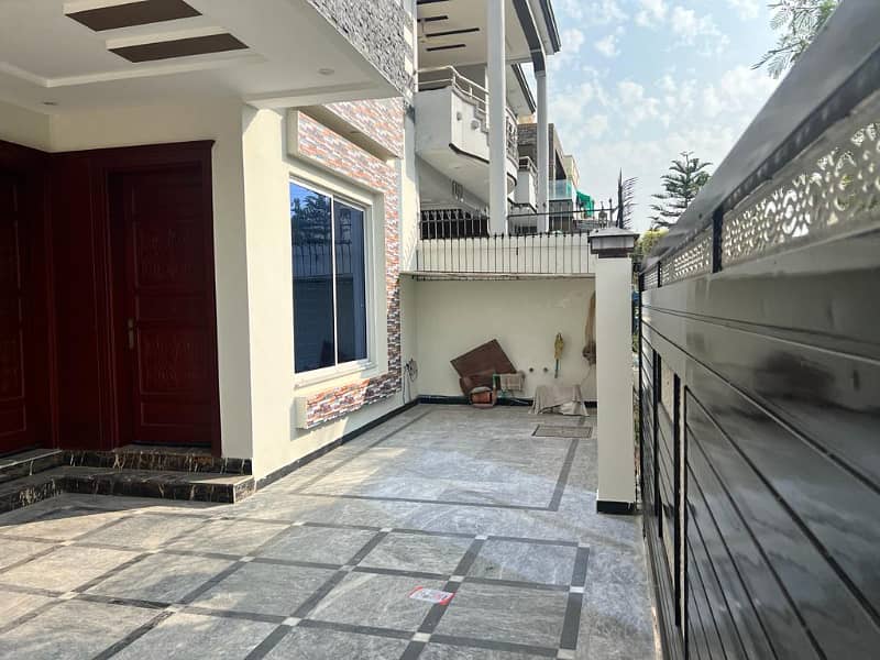 HOUSE AVAILABLE FOR SALE B SIZE 10 MARLA IN MULTI GARDENS B-17 ISLAMABAD 2