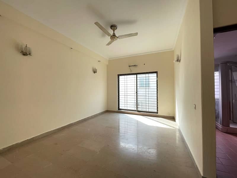 1 Kanal Well Maintained Owner Build Lower Portion Available For Rent In DHA Phase 1 4