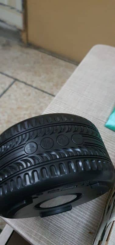 New stock Bluetooth wireless speaker in car tyre shape 1