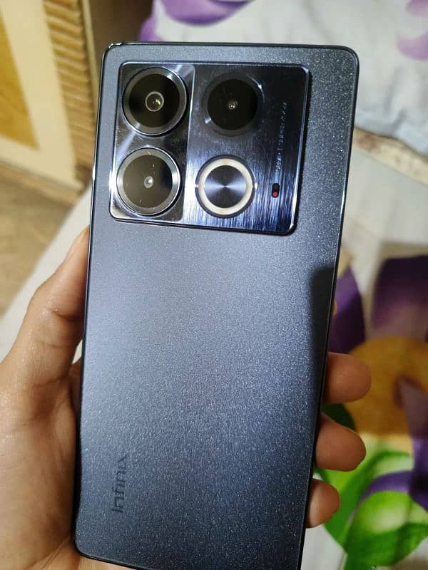 infinix not 40 16/256 with box  and wireless charger urgent 4