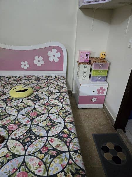 queen bed with 2 side tables andone dressing table 4