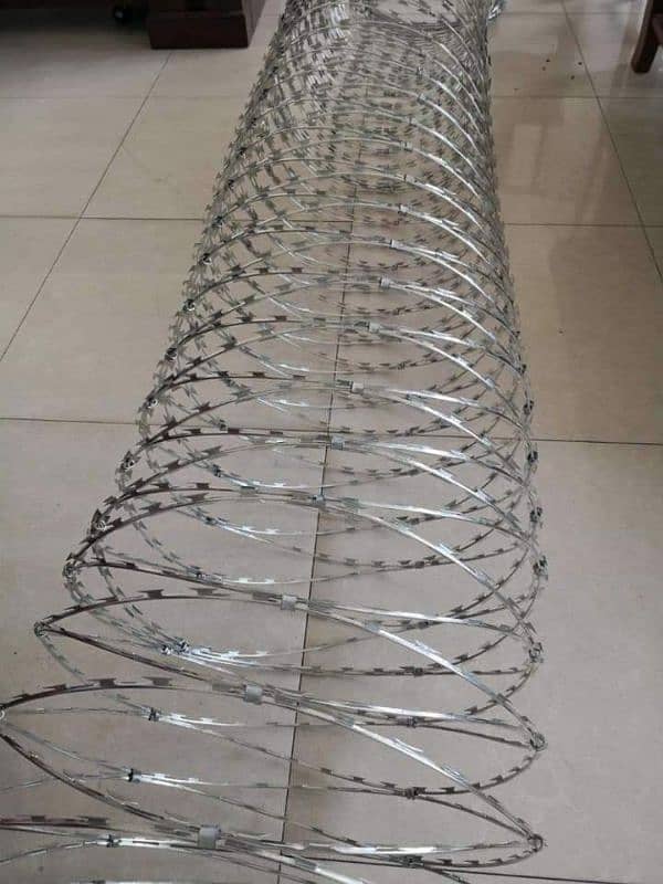 Razor wire Barbed wire Mesh Security jali / pipe Chain link Fence 16