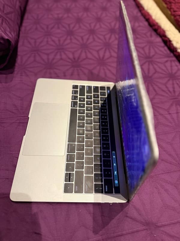 Macbook Pro 2017 Touch Bar 16gb Ram / 512gb 8